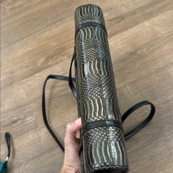 Vintage J.Renee Black and Tan Snakeskin Clutch - Picture 6 of 8